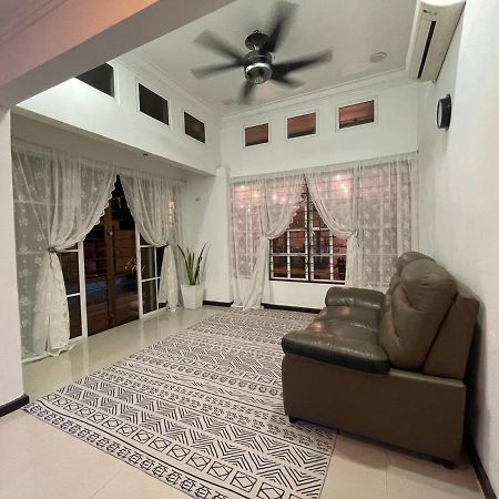 Homestay Laman Nuri, Kota Damansara Petaling Jaya Exterior foto